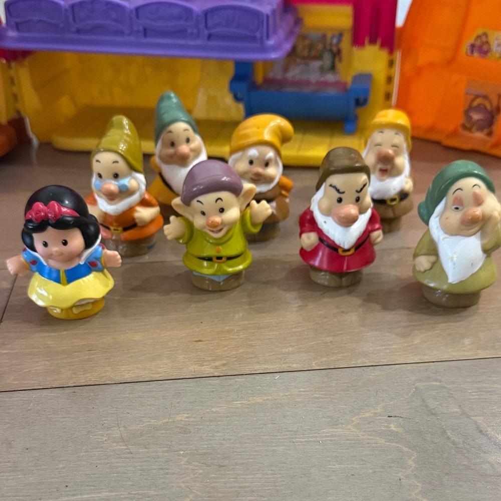 Fisher-Price Little People Snow White Cottage Playset with Figures - Picture 2 of 3